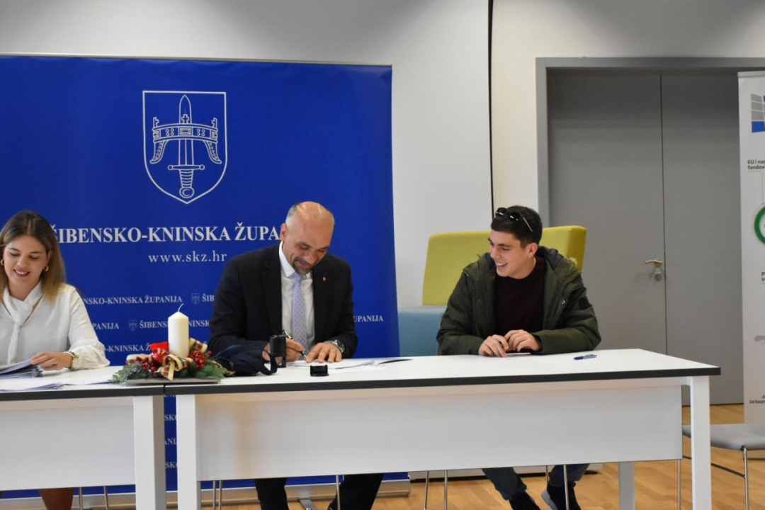Župan potpisao ugovore s učenicima i studentima koji će primati županijske stipendije