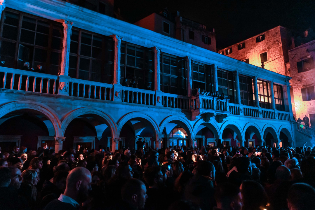 Spektakularan uvod u najluđu noć u godini: Parov Stelar oduševio Šibenčane  