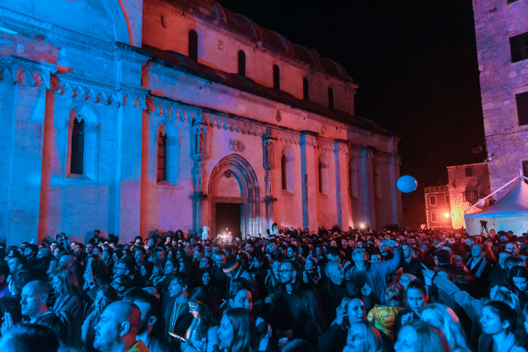 Spektakularan uvod u najluđu noć u godini: Parov Stelar oduševio Šibenčane  