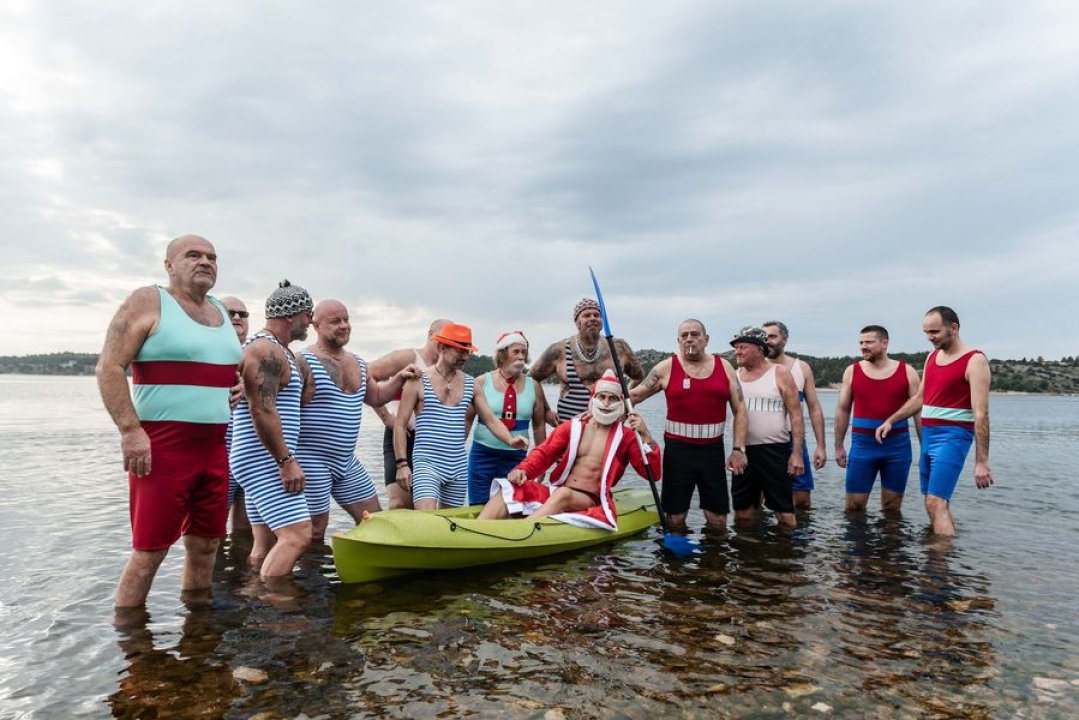 Šibenčani u retro kostimima zaplivali na Banju i obilježili 180 godina turizma u gradu