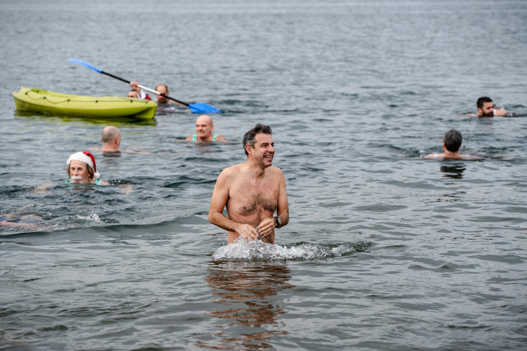 Šibenčani u retro kostimima zaplivali na Banju i obilježili 180 godina turizma u gradu