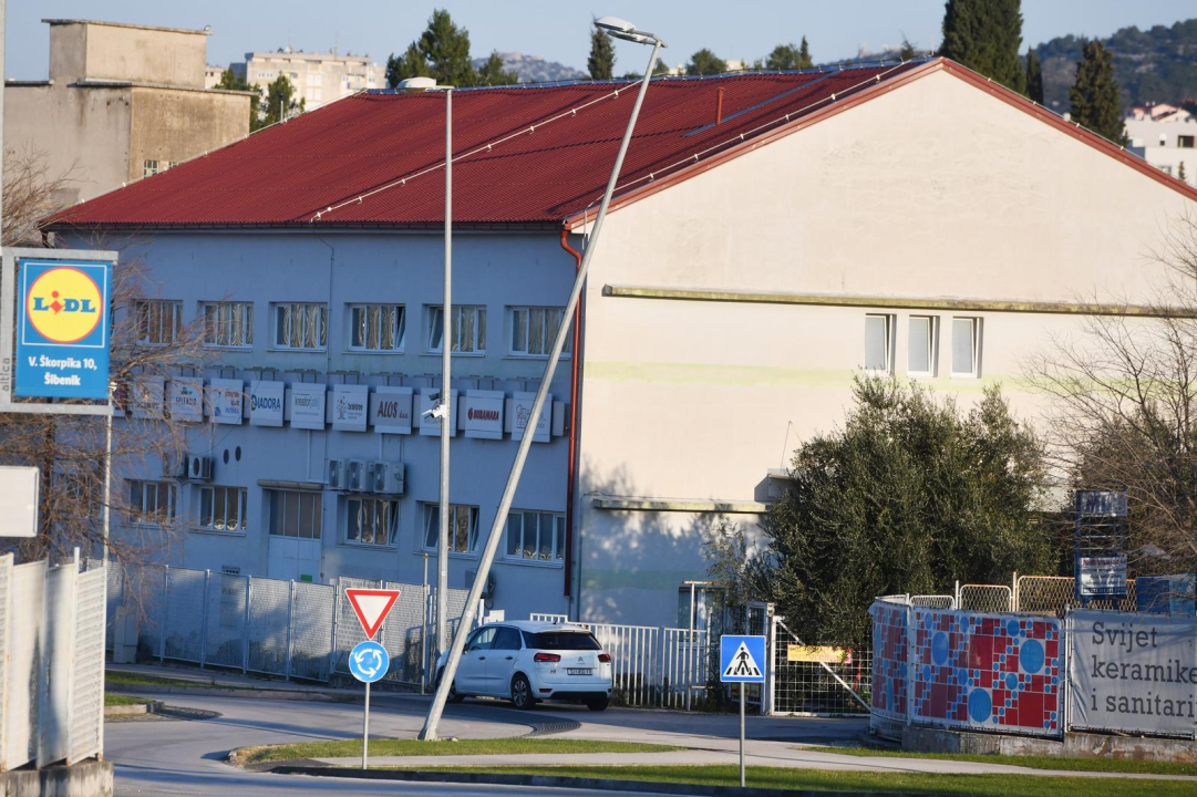 Rasvjetni stup na kružnom u Mandalini kao kosi toranj u Pisi, samo se ovaj nije sam iskrivio 