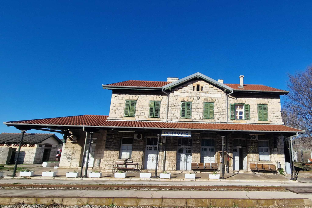 Prošetali smo po legendarnoj željezničkoj stanici Perković, koja je zapravo u Sitnom Donjem