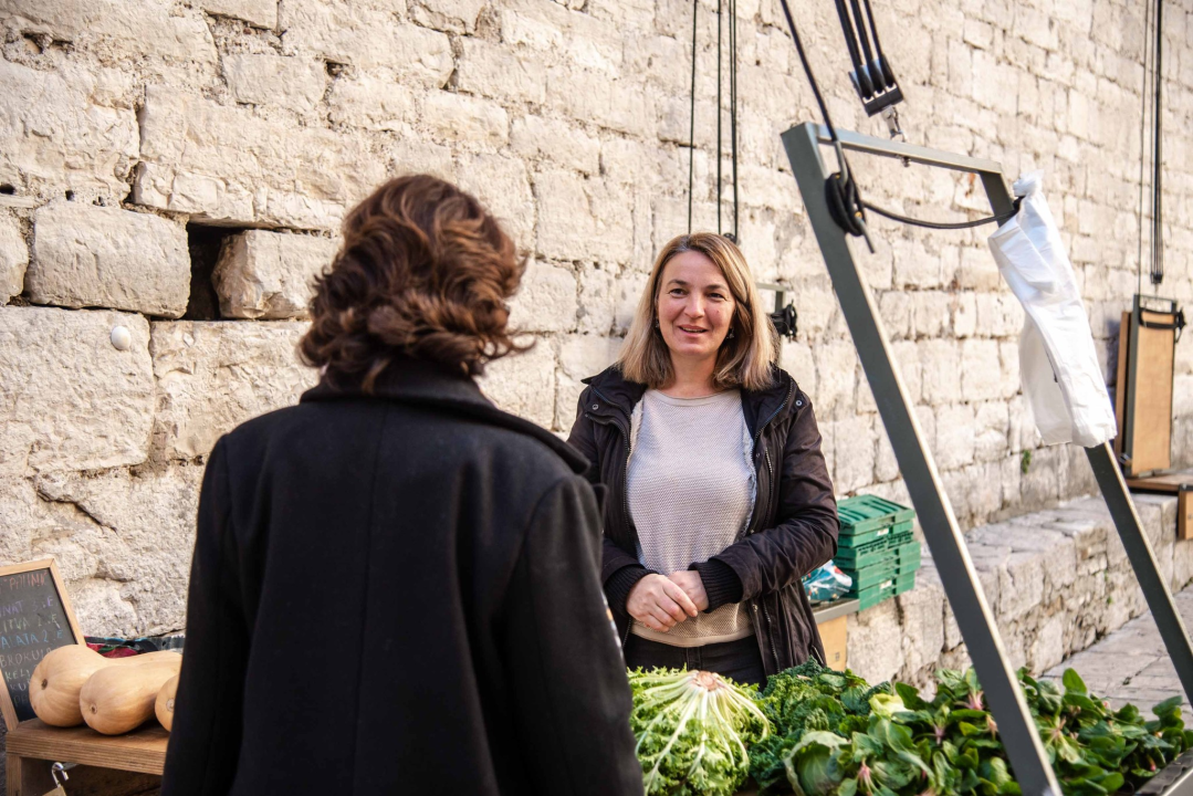 Kristiana je jedina prodavačica na tržnici na Maloj loži: 'Najviše dolaze penzioneri, a mnogima sam i psiholog'