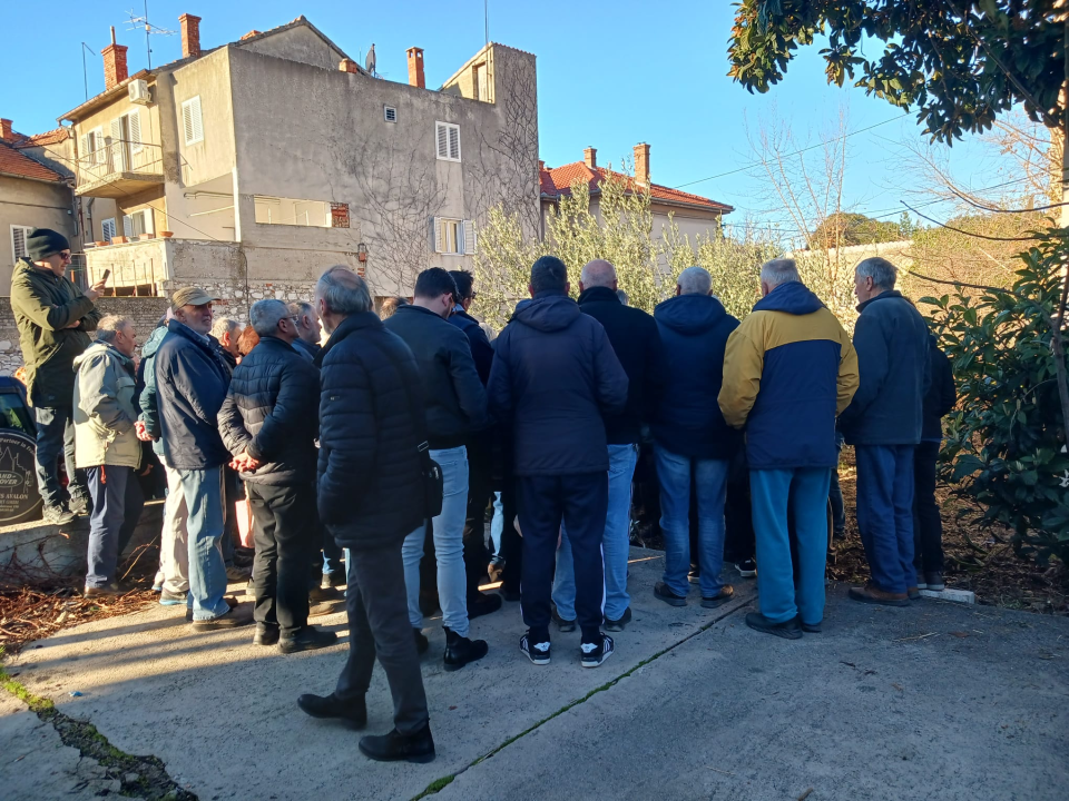 Ispred Radio Ritma prezentirana rezidba masline