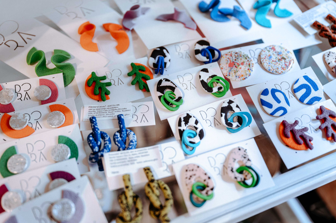 U Galeriji Juraj Dalmatinac potražite poklone za Valentinovo i maturalne haljine 