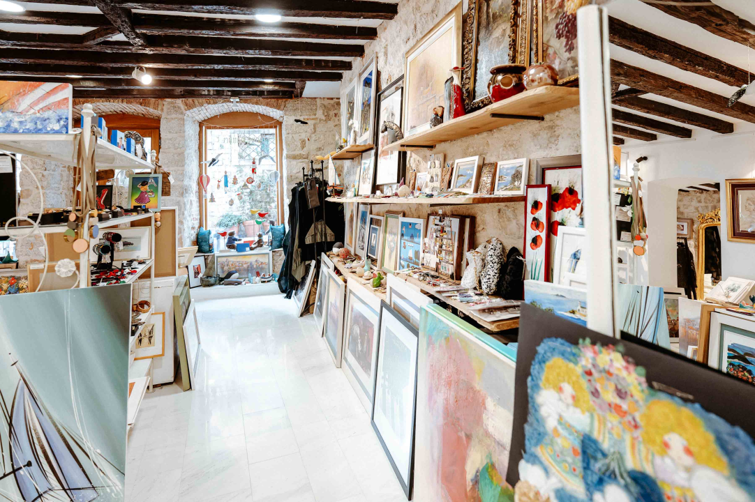 U Galeriji Juraj Dalmatinac potražite poklone za Valentinovo i maturalne haljine 