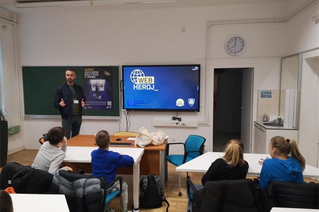 U šibenskim osnovnim školama održano predavanje o sigurnosti na internetu
