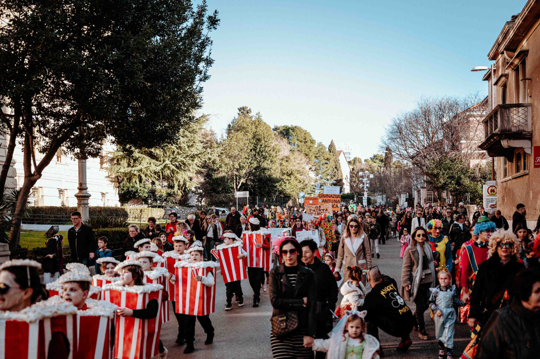 Maškarana povorka prošla kroz grad (1. dio): Najbolja maska Lego, najprovokativnija Oko sokolovo  