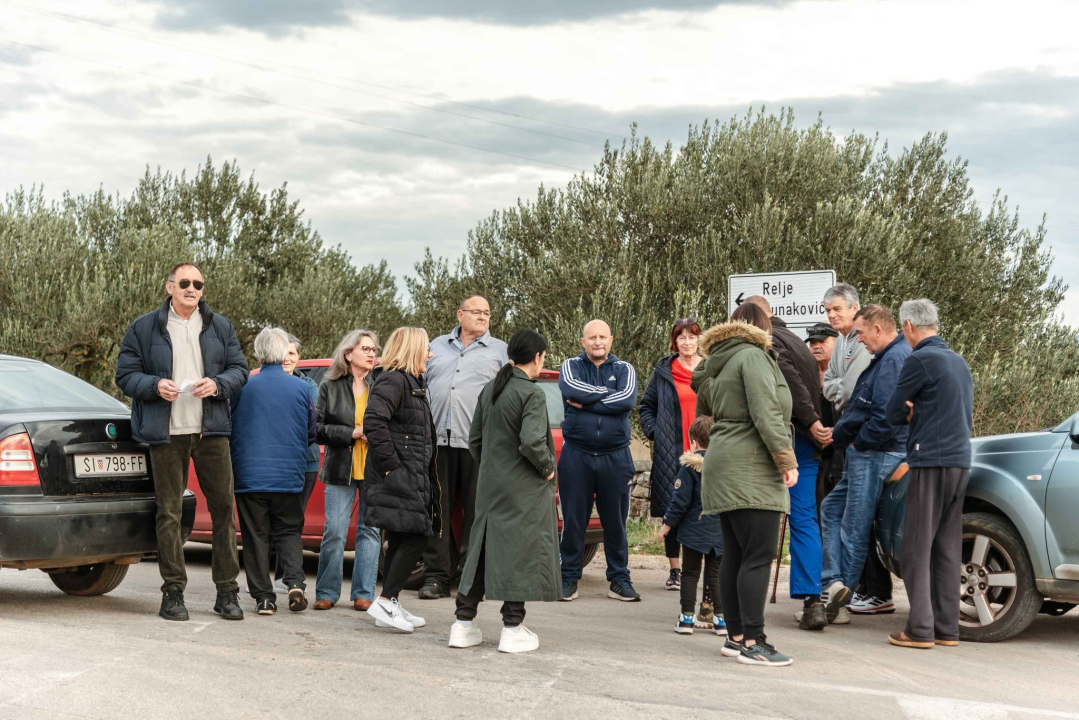 Stanovnici Južne Dubrave u prosvjedu: 'Ljeti se ne možemo ni istuširati, a tko zna kakvu vodu pijemo' 