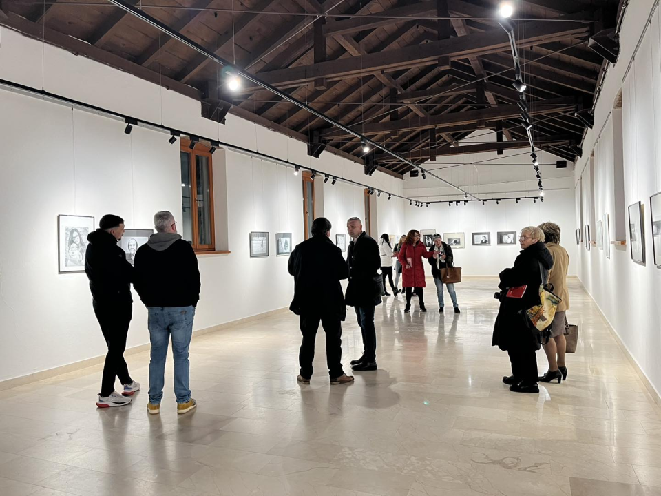 U Kninu otvorena izložba članica Foto kluba Šibenik 'Žena je...'