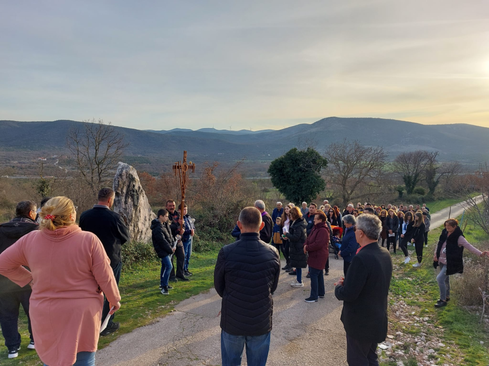 U zaseoku Radnići održan križni put na otvorenom