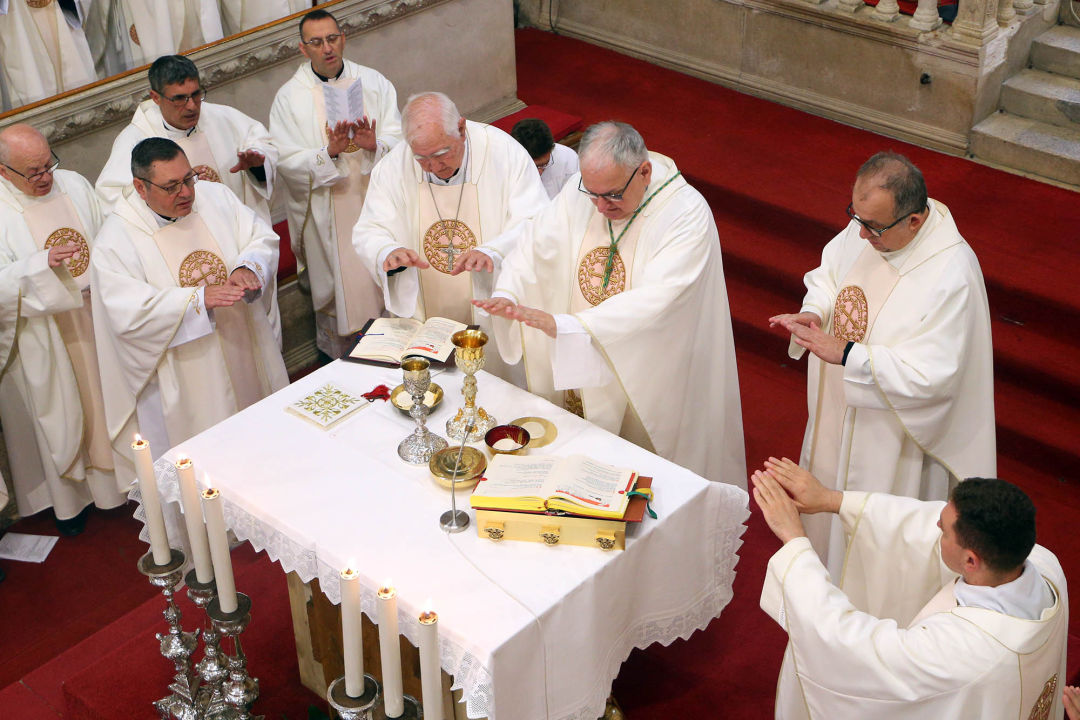 Jutros u katedrali biskup predvodio misu posvete ulja za krizme i bolesničko pomazanje