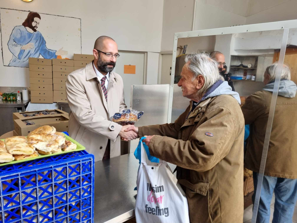 Dogradonačelnik Mileta podijelio pogače korisnicima pučke kuhinje Caritasa 