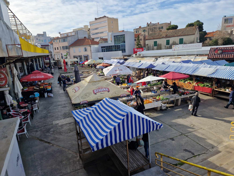 Jugo učinilo svoje: Ne baš bogata ponuda ribe na šibenskoj peškariji na Veliki petak 