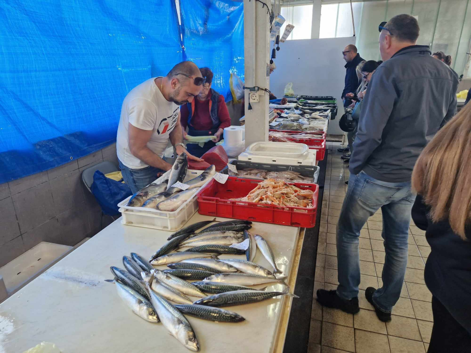 Jugo učinilo svoje: Ne baš bogata ponuda ribe na šibenskoj peškariji na Veliki petak 