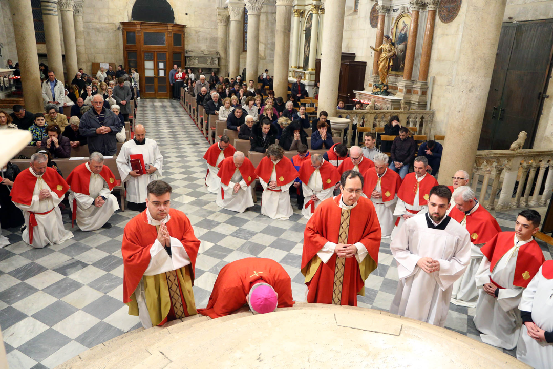 Obrede Velikog petka u katedrali sv. Jakova predvodio biskup Rogić
