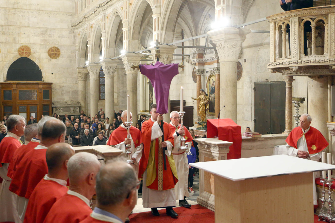 Obrede Velikog petka u katedrali sv. Jakova predvodio biskup Rogić