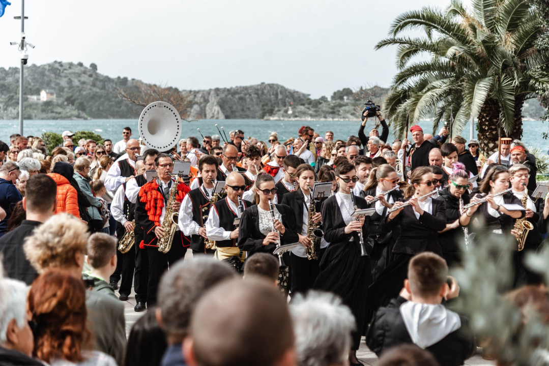 Uskrsni doručak i ove godine privukao brojne Šibenčane, fritaja 'planula' u nekoliko minuta