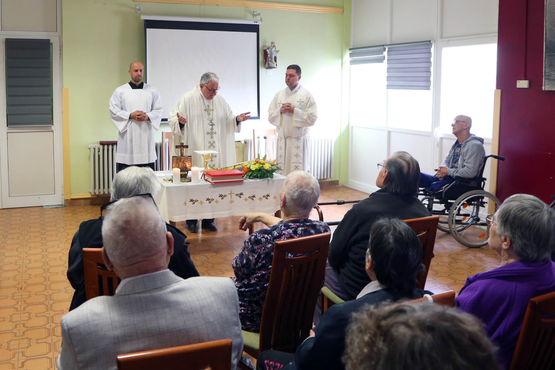 Biskup Rogić predvodio misu u Cvjetnom domu