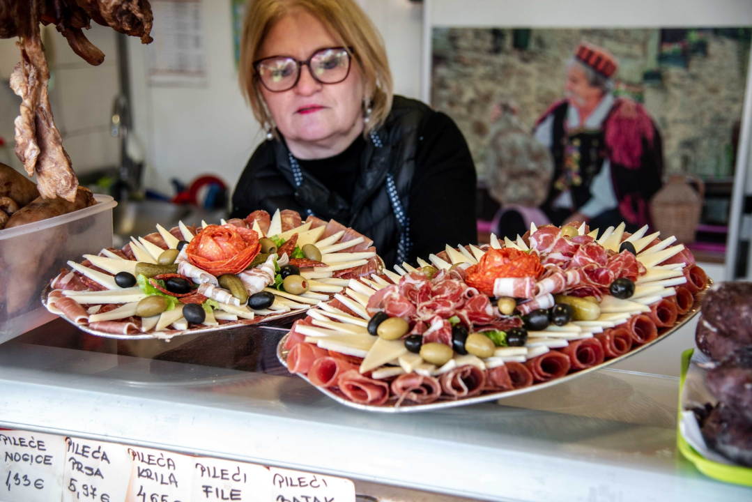 Hit u Delikatesama Petrović su suhomesnate plate: Za njih je zaslužna Slavonka Ljiljana  