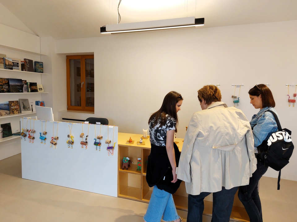 Na Zlarinu otvorena izložba likovnih i literarnih radova s natječaja Mačke