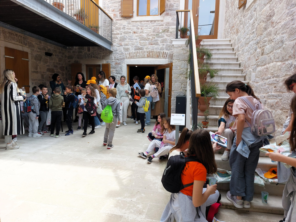 Na Zlarinu otvorena izložba likovnih i literarnih radova s natječaja Mačke