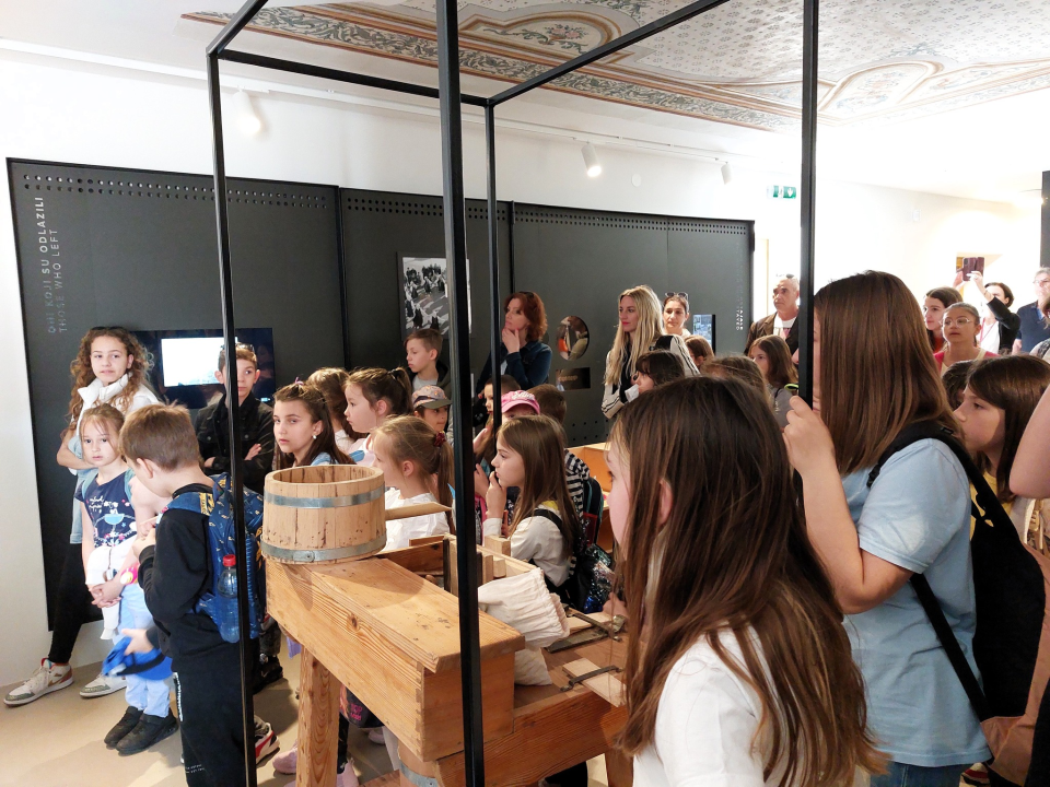 Na Zlarinu otvorena izložba likovnih i literarnih radova s natječaja Mačke