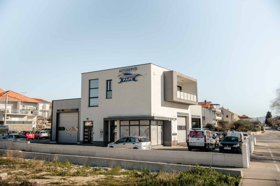 Iznajmljuje se atraktivan i prostran poslovni prostor u Ražinama!