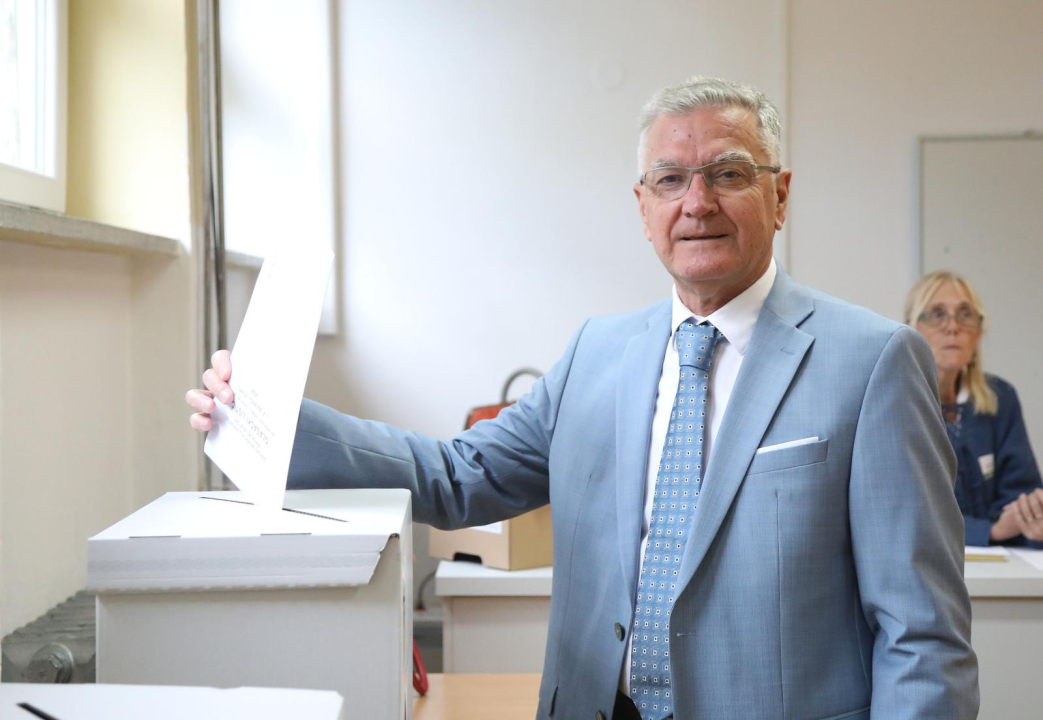 Listiće u glasačke kutije ubacili su šibenski političari s lista za Sabor: Burić, Restović, Zekanović, Šintić...