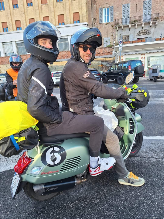 Članovi VK Šibenik sudjelovali na svečanoj povorci Vespa World Days 2024.  