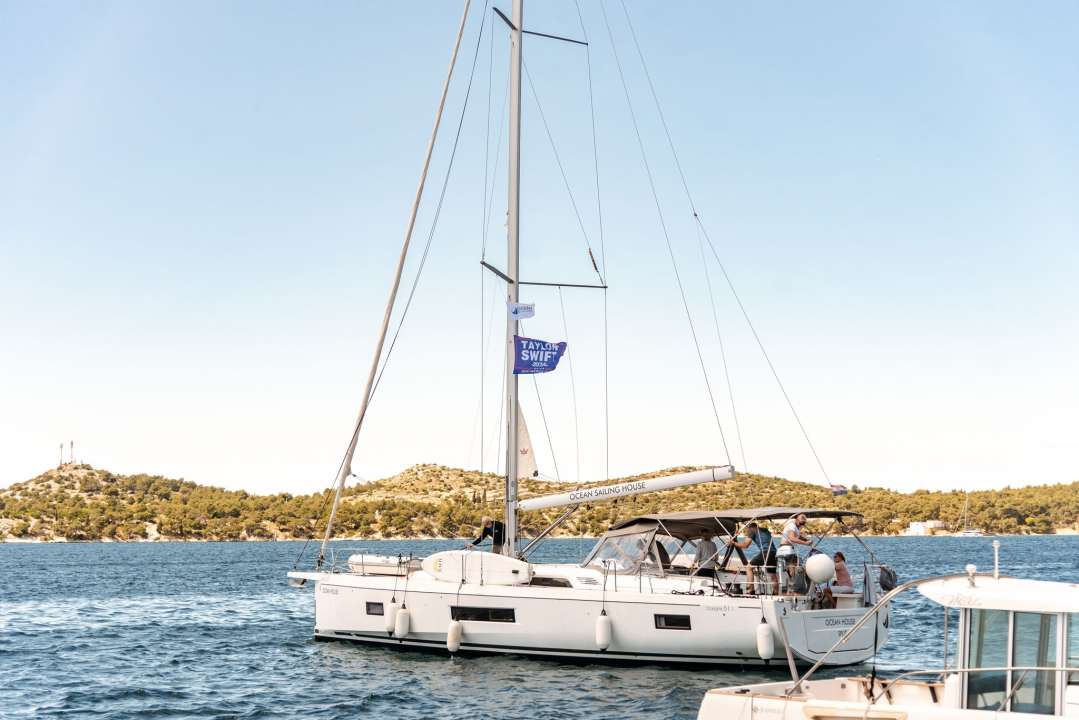 Na jarbolu je zastava Taylor Swift, ali sumnjamo da bi se ona u Šibeniku pojavila bez 40-metarske jahte