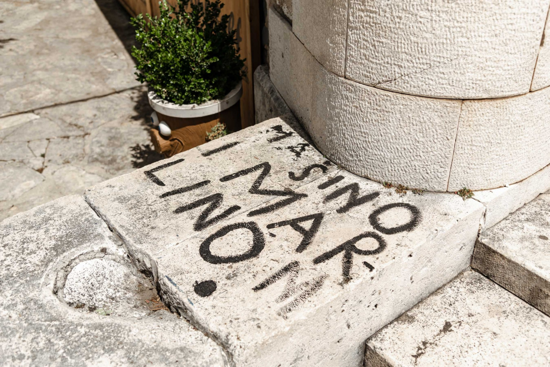 Uklonjene črčkarije koje su od Nove godine 'krasile' skale kod katedrale