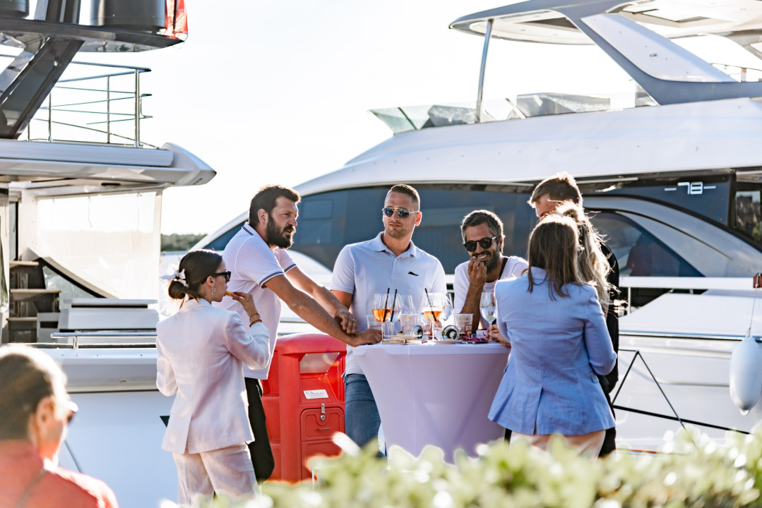 Spoj ekskluzivnih jahti i isto takvih automobila u marini u Mandalini