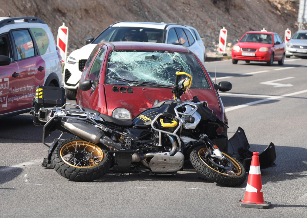 Kod skretanja za Dalmare sudar automobila i motocikla