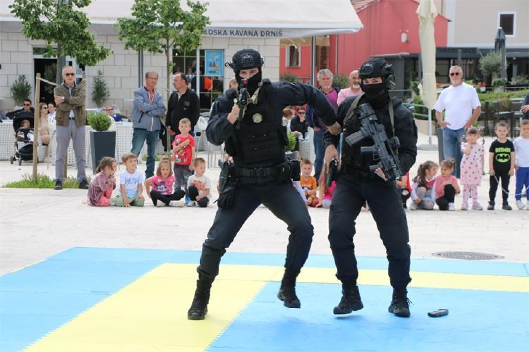 Dani otvorenih vrata PU šibensko-kninske u Drnišu: Glavna zvijezda Tigar