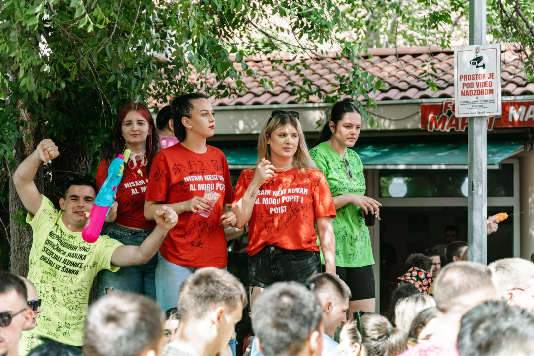 Šibenski maturanti opraštaju se od škole: Slave uz domaće hitove, a budućnost vide vani