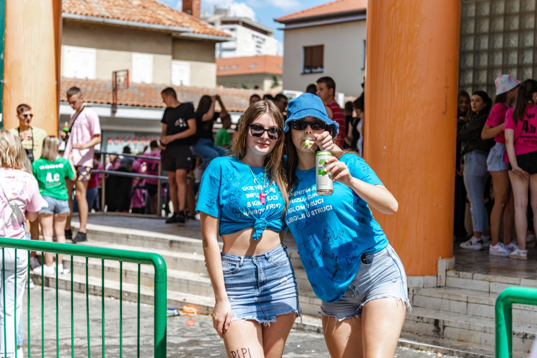 Šibenski maturanti opraštaju se od škole: Slave uz domaće hitove, a budućnost vide vani