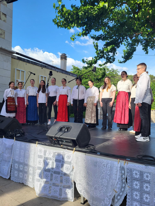 Smotra dječjeg folklora u Skradinu okupila djecu iz 11 skupina