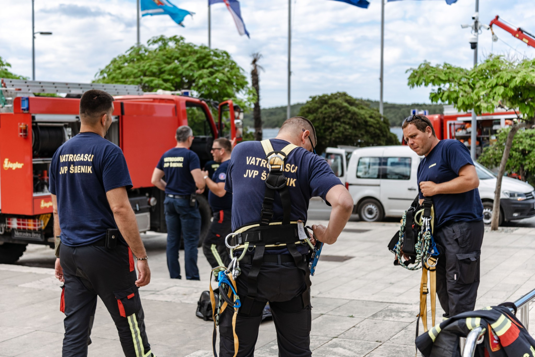 Vatrogasci na rivi kroz igru učili djecu o važnosti prevencije požara 