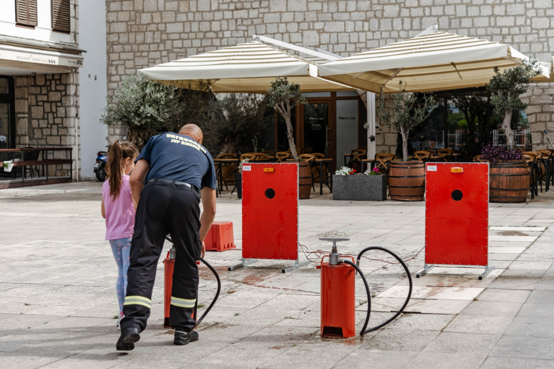 Vatrogasci na rivi kroz igru učili djecu o važnosti prevencije požara 