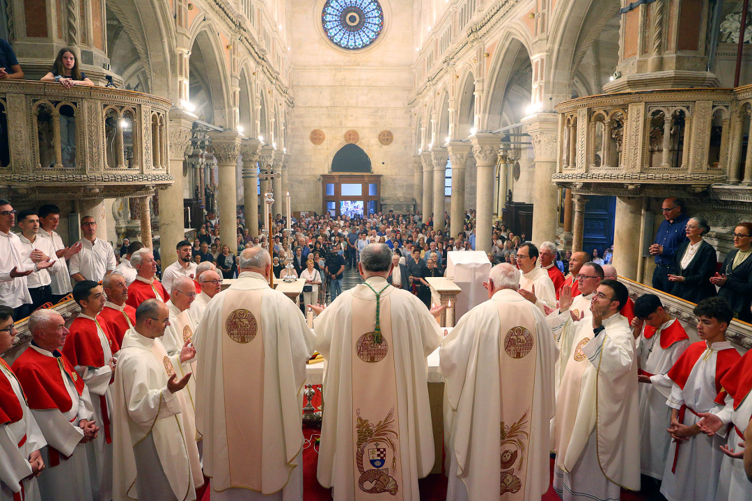 Šibenčani misom u katedrali pa procesijom proslavili svetkovinu Tijelova