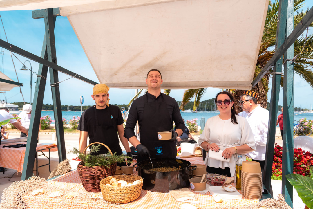 Pogledajte atmosferu jučerašnje marende u Rogoznici!