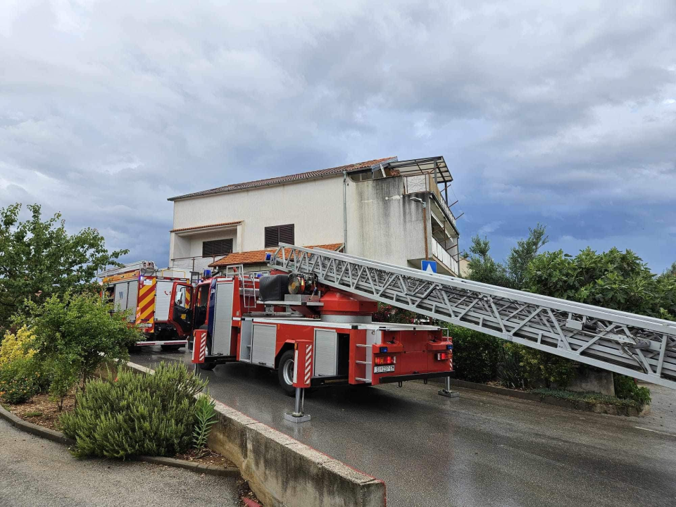 Vlasnik kuće u Ražinama koju je pogodio grom: 'Šteta je ogromna'