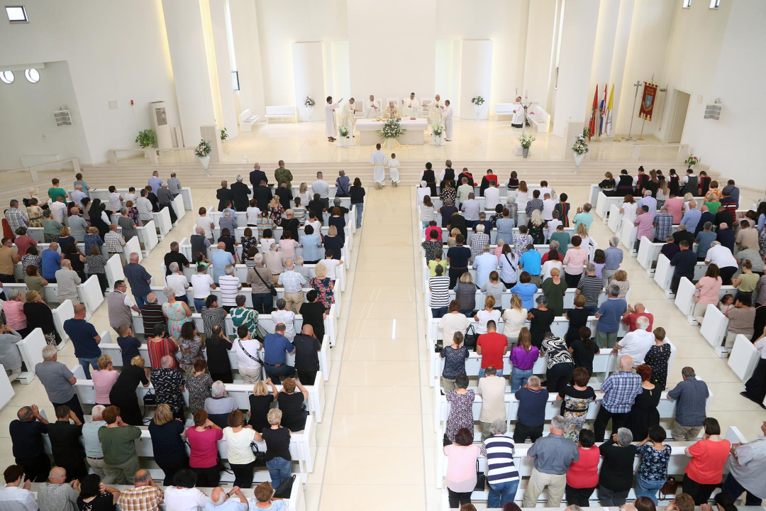 Procesijom vjernika i vojske Kninjani proslavili blagdan sv. Ante