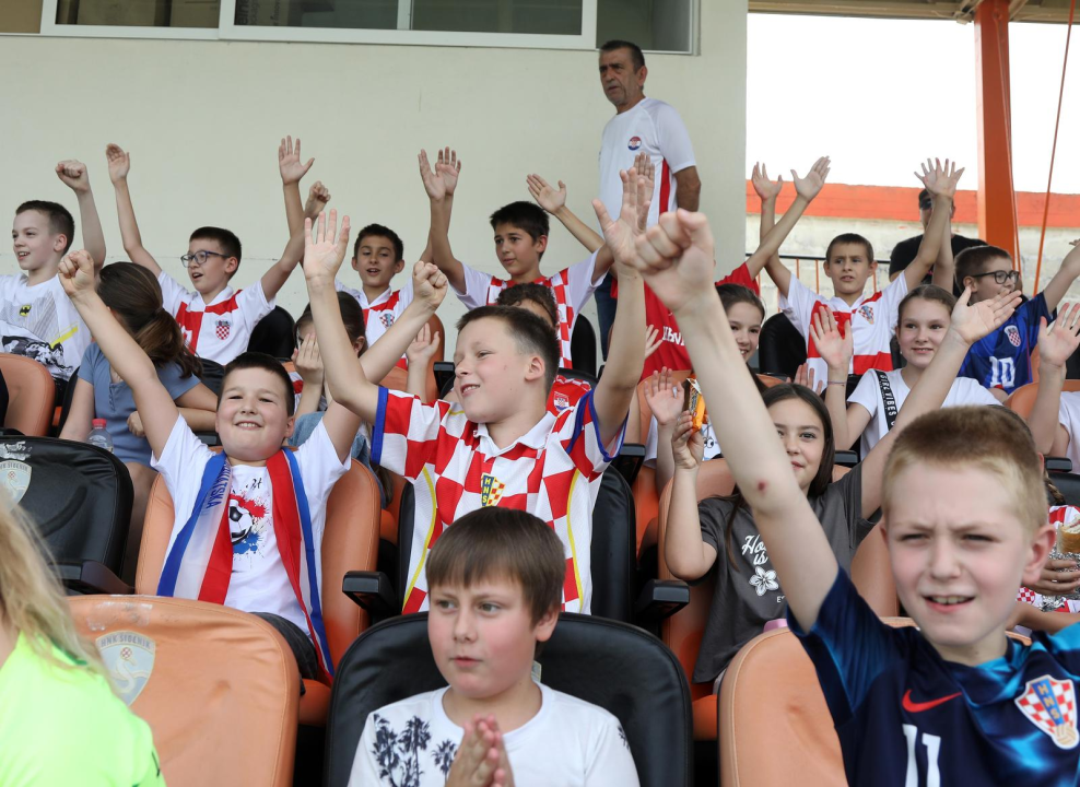 Za Hrvatsku su sa stadiona na Šubićevcu navijali i učenici s učiteljicama