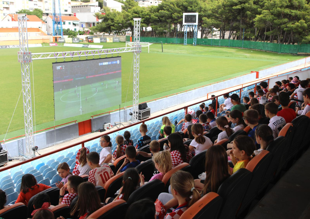 Za Hrvatsku su sa stadiona na Šubićevcu navijali i učenici s učiteljicama
