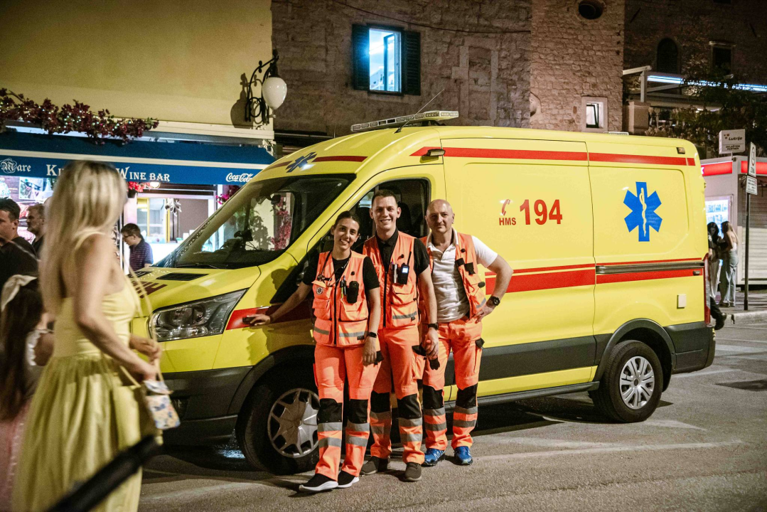 Šibenska noć izvukla ljude u grad, a zabavljao ih je Magazin dobrim starim hitovima