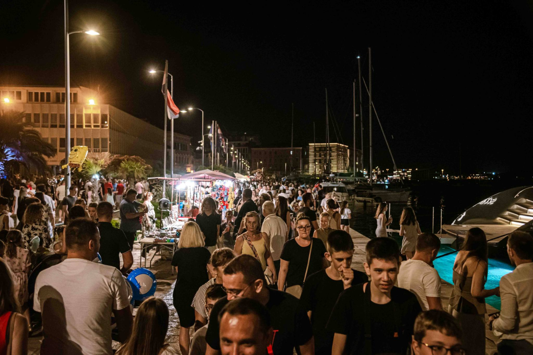 Šibenska noć izvukla ljude u grad, a zabavljao ih je Magazin dobrim starim hitovima