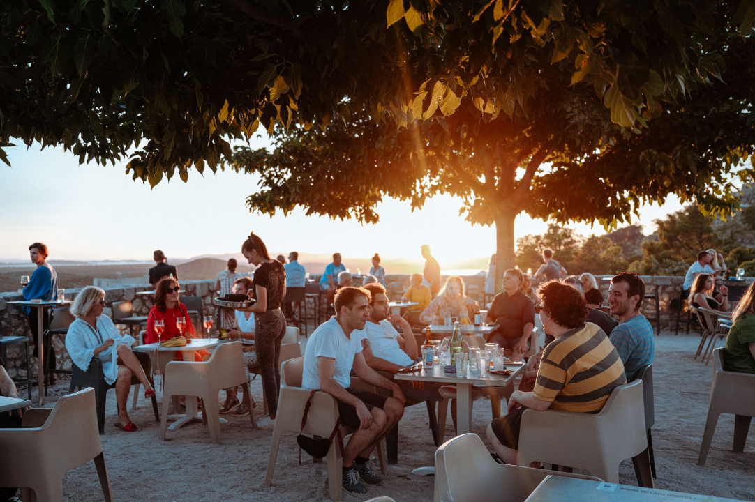 Natali Dizdar, vatromet i odlično raspoloženi Šibenčani: 'Odjednom mjesec izlazi točno iza nje'